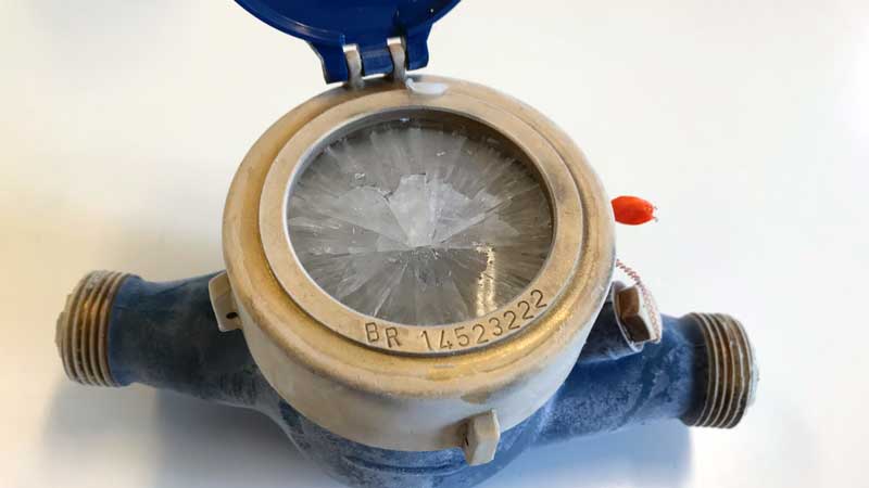 Glaset har spruckit på en vattenmätare som har fryst sönder.