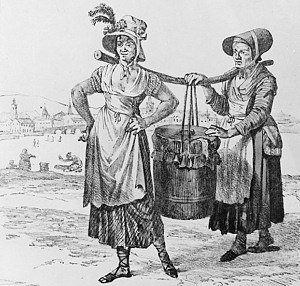 Två kvinnor bär på en latrin med avföring.