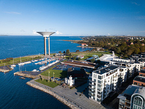 Helikoptervy över Landskrona, med Landskrona vattentorn placerat vid vattenbrynet.