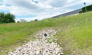 Dagvattenutlopp mynnar ut i en gräsmatta