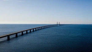 Öresundsbron sträcker sig över Öresund