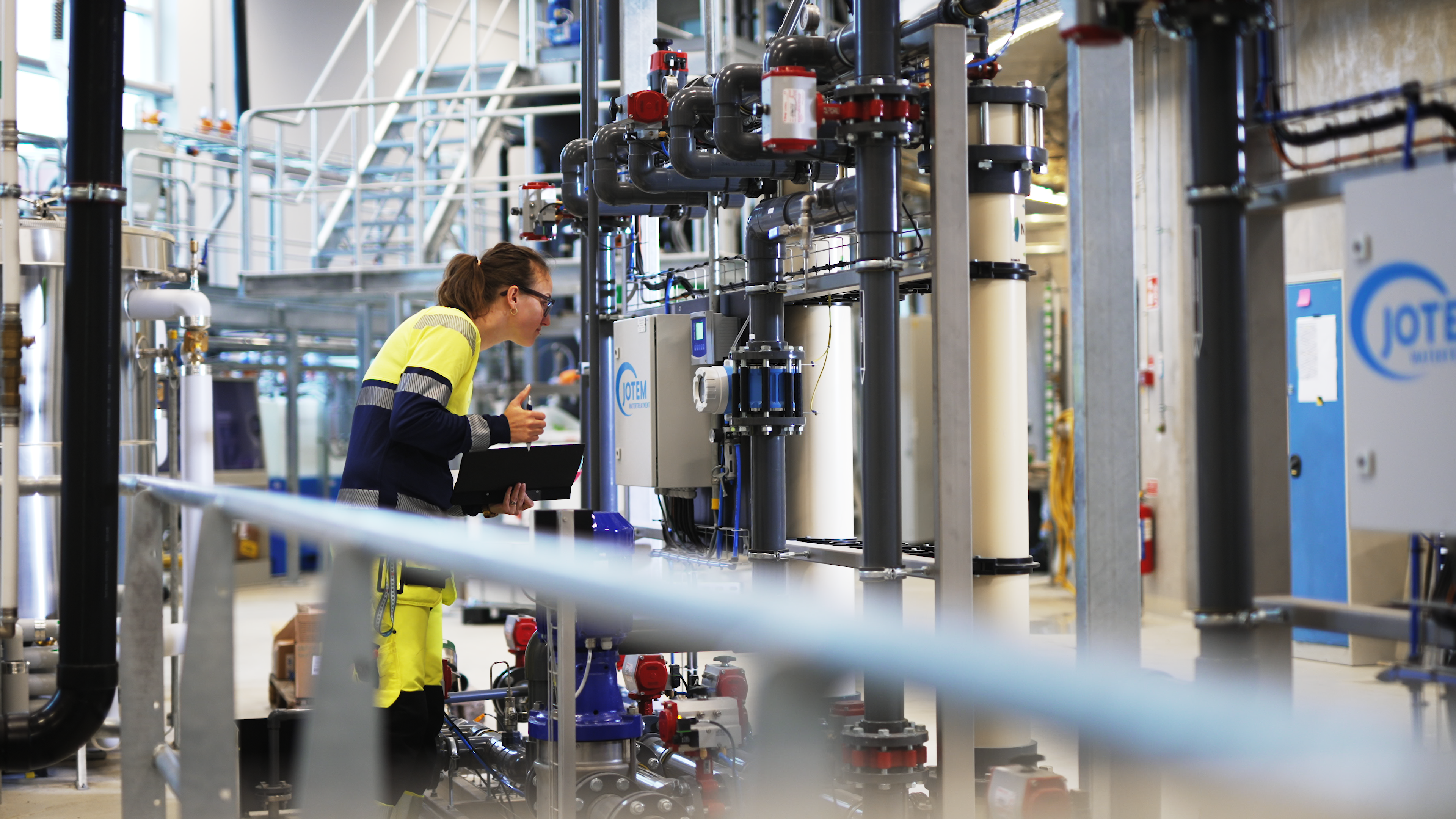 En medarbetare från NSVA tittar till utvecklingsanläggningen på RecoLab i Helsingborg.